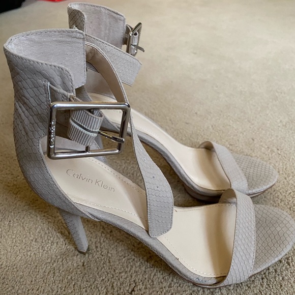 Calvin Klein ‘Vivian’ nude sandal. NEVER WORN. - Picture 5 of 6